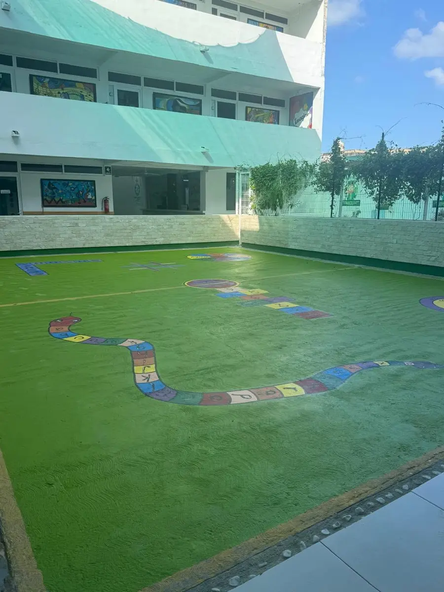 Patio y área de juegos